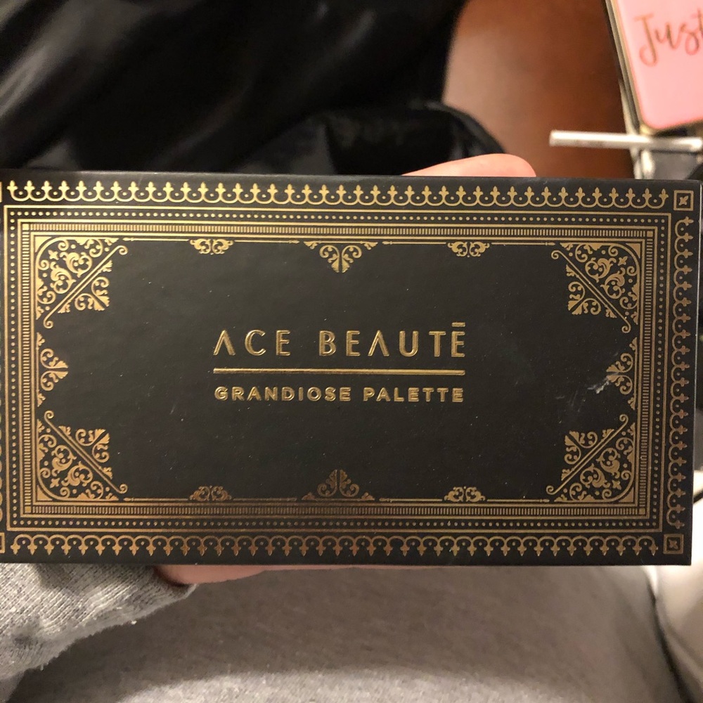 Ace Beaute Grandoise Eyeshadow Palette